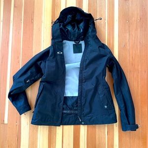 Oakley Ski and Snowboarding Jacket Black